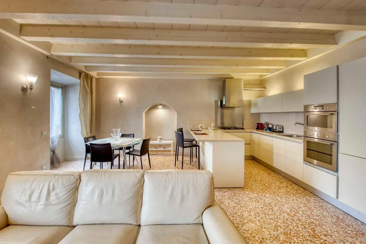Apartmentsarena - Suite Mercatorum - Piazza Erbe Verona Apartment