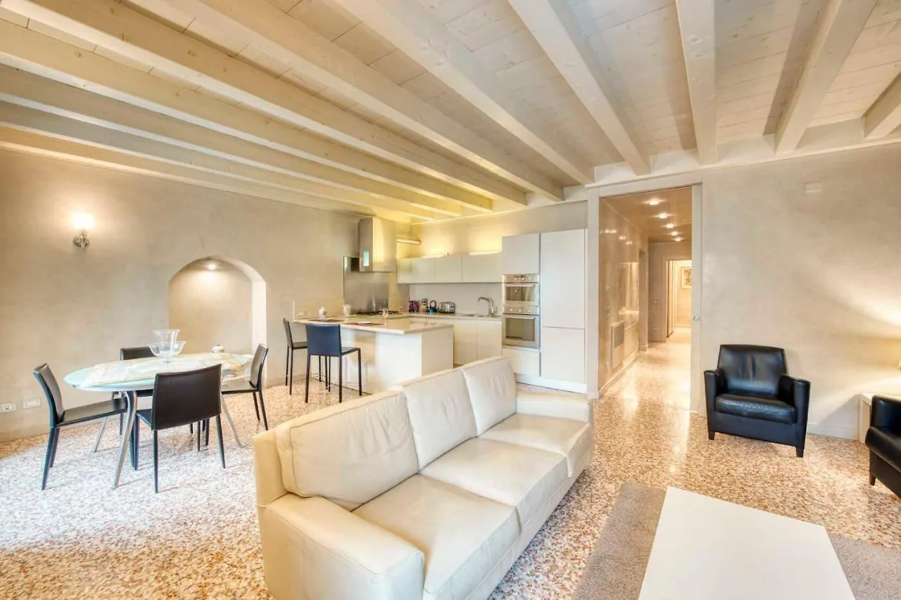 Apartmentsarena - Suite Mercatorum - Piazza Erbe Verona