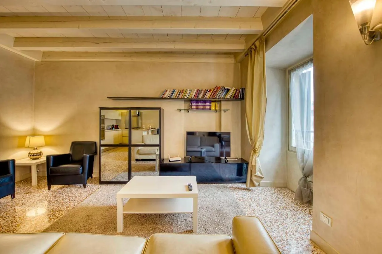 Apartmentsarena - Suite Mercatorum - Piazza Erbe Verona Italy