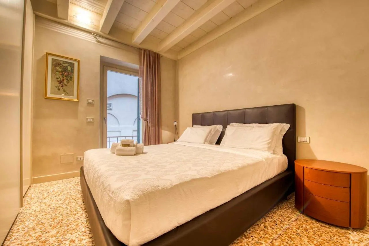 Apartmentsarena - Suite Mercatorum - Piazza Erbe Verona 0*,  Italy