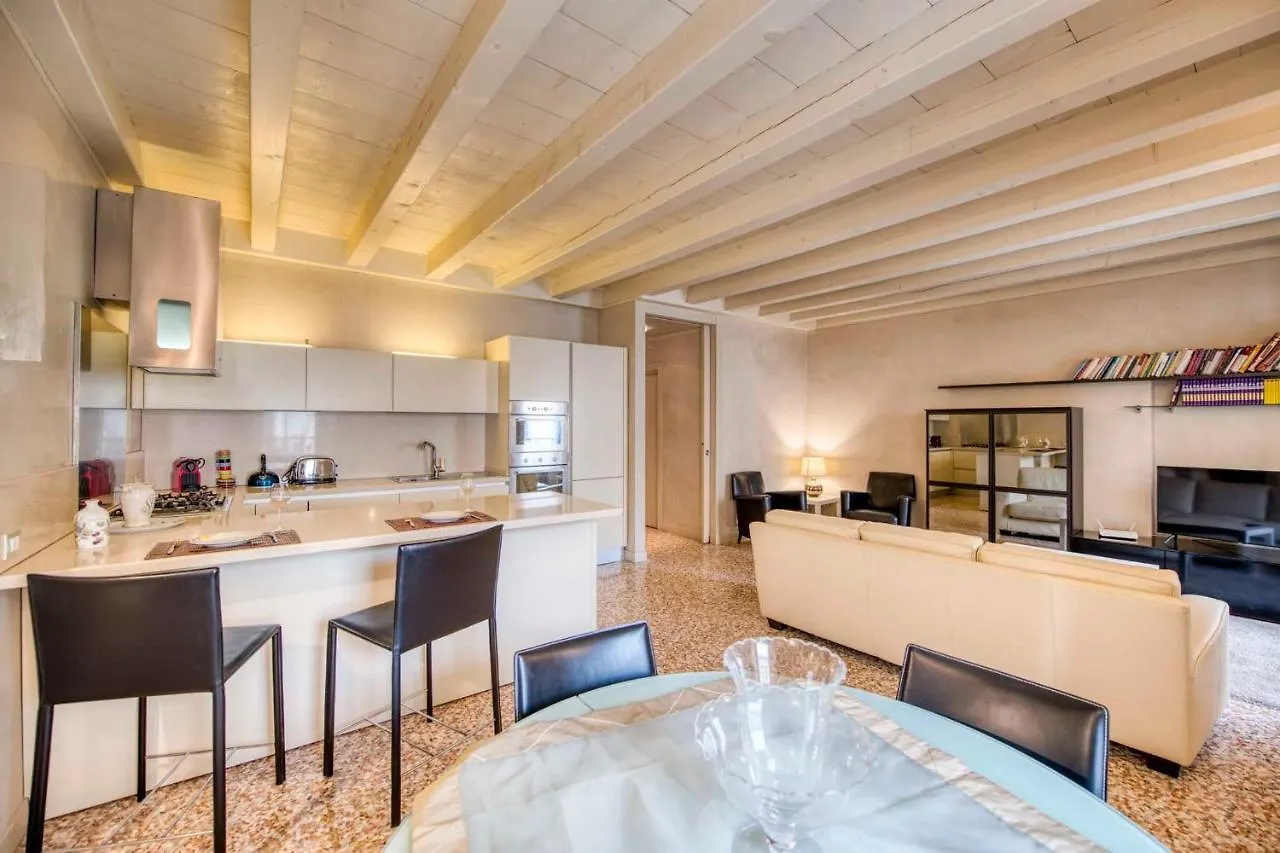Apartmentsarena - Suite Mercatorum - Piazza Erbe Verona Apartment