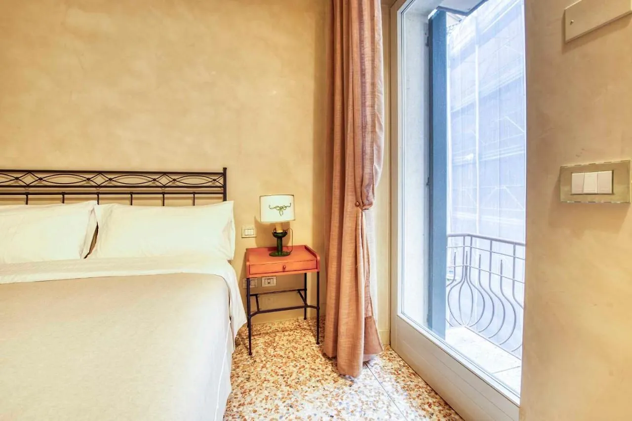 Apartmentsarena - Suite Mercatorum - Piazza Erbe Verona Italy