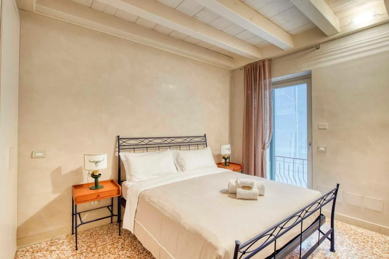 Apartmentsarena - Suite Mercatorum - Piazza Erbe Verona Apartmán